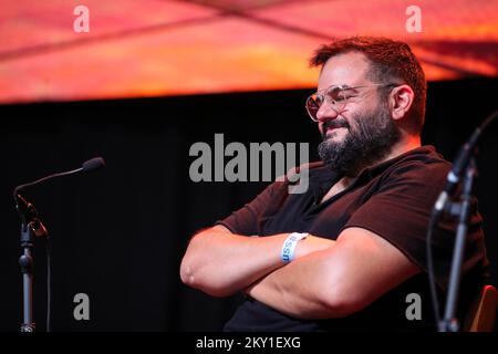 Assaf Swissa sprach am 10. Juni 2022 auf der Podiumsdiskussionin Zadar, Kroatien, bei der "Athleten besitzen ihre Marken: Der Edelman Way". Das Sunset Sport Media Festival, das vom 9. Bis 11. Juni 2022 in Zadar stattfand, brachte einige der großen Sportstars der Welt zusammen. An dem Festival nahm Peter Schmeichel Teil, der mit Manchester United gleich drei Titel gewann. Auch die ehemaligen amerikanischen Fußballspieler Julian Edelman und Ray Lewis hielten einen Vortrag. Aus medialer Sicht haben Sasa Savic, CEO von MediaCom, und Debola Adebanjo, eine BBC-Journalistin, deren Geschichten über Sportler internationale Sportpreise gewonnen haben Stockfoto