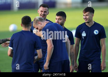 Fußballspieler von Bosnien und Herzegowina während der Trainingssitzung vor dem morgigen Spiel der UEFA Nations League gegen Finlad, im Bilino Polje Stadion , in Zenica, Bosnien und Herzegowina, am 13. Juni 2022 Foto: Armin Durgut/PIXSELL Stockfoto