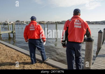 RUMSON, N.J., 26. November 2012 Mitglieder der USA Die Küstenwache sucht nach einem Boot, das hier angeblich untergetaucht war. Boote werden auf Umweltgefahren wie Ölleckagen überprüft, und dann wird ein Auftragnehmer von der Versicherungsgesellschaft beauftragt, sie zu entfernen. Hurrikan Sandy Aus New Jersey. Fotos zu Katastrophen- und Notfallmanagementprogrammen, Aktivitäten und Beamten Stockfoto