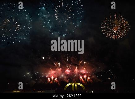 Das Feuerwerk von Pirotecnica San Pio von Italien wird am 18. Juni 2022 während des 20.. Jährlichen Feuerwerksfestivals am Bundek Lake in Zagreb, Kroatien, gesehen. Foto: Neva Zganec/PIXSELL Stockfoto