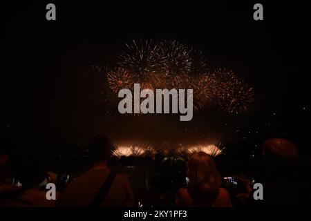 Das Feuerwerk von Pirotecnica San Pio von Italien wird am 18. Juni 2022 während des 20.. Jährlichen Feuerwerksfestivals am Bundek Lake in Zagreb, Kroatien, gesehen. Foto: Neva Zganec/PIXSELL Stockfoto