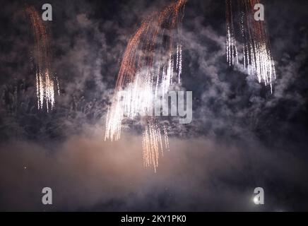 Das Feuerwerk von Pirotecnica San Pio von Italien wird am 18. Juni 2022 während des 20.. Jährlichen Feuerwerksfestivals am Bundek Lake in Zagreb, Kroatien, gesehen. Foto: Neva Zganec/PIXSELL Stockfoto