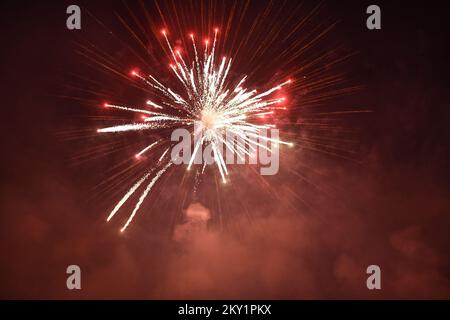 Das Feuerwerk von Pirotecnica San Pio von Italien wird am 18. Juni 2022 während des 20.. Jährlichen Feuerwerksfestivals am Bundek Lake in Zagreb, Kroatien, gesehen. Foto: Neva Zganec/PIXSELL Stockfoto