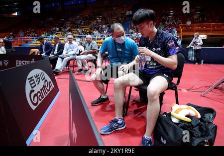 Yun-Ju Lin aus Taiwan tritt beim WTT Contender Zagreb 2022 Men's Singles Finale gegen Peng Xiang aus China am 19. Juni 2022 in der Dom Sportova Hall in Zagreb, Kroatien, an. Foto: Sanjin Strukic/PIXSELL Stockfoto