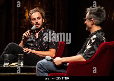 Berühmter mexikanischer Schauspieler und Produzent Gael Garcia Bernal in einem Gespräch mit einem kroatischen Philosophen Srecko Horvat während der Veranstaltung Filozofski Teatar (philosophisches Theater) im kroatischen Nationaltheater in Zagreb, Kroatien am 20. Juni 2022. Gael GarcÃ­a Bernal feierte sein Debüt auf der Bühne, als er gerade ein Jahr alt war. Zunächst studierte er Philosophie an der renommierten mexikanischen Universität UNAM, entschied sich aber, nach Europa zu reisen, wo er später Schauspielerin studierte, und schrieb sich an der Central School of Speech & Drama in London ein. Er hat über 50 Filme gedreht, und seine wichtigsten Rollen waren in der schlechten Bildung und der Stockfoto