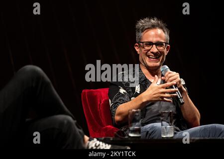 Berühmter mexikanischer Schauspieler und Produzent Gael Garcia Bernal in einem Gespräch mit einem kroatischen Philosophen Srecko Horvat während der Veranstaltung Filozofski Teatar (philosophisches Theater) im kroatischen Nationaltheater in Zagreb, Kroatien am 20. Juni 2022. Gael GarcÃ­a Bernal feierte sein Debüt auf der Bühne, als er gerade ein Jahr alt war. Zunächst studierte er Philosophie an der renommierten mexikanischen Universität UNAM, entschied sich aber, nach Europa zu reisen, wo er später Schauspielerin studierte, und schrieb sich an der Central School of Speech & Drama in London ein. Er hat über 50 Filme gedreht, und seine wichtigsten Rollen waren in der schlechten Bildung und der Stockfoto