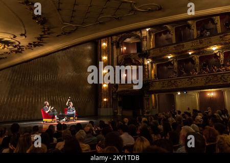 Berühmter mexikanischer Schauspieler und Produzent Gael Garcia Bernal in einem Gespräch mit einem kroatischen Philosophen Srecko Horvat während der Veranstaltung Filozofski Teatar (philosophisches Theater) im kroatischen Nationaltheater in Zagreb, Kroatien am 20. Juni 2022. Gael GarcÃ­a Bernal feierte sein Debüt auf der Bühne, als er gerade ein Jahr alt war. Zunächst studierte er Philosophie an der renommierten mexikanischen Universität UNAM, entschied sich aber, nach Europa zu reisen, wo er später Schauspielerin studierte, und schrieb sich an der Central School of Speech & Drama in London ein. Er hat über 50 Filme gedreht, und seine wichtigsten Rollen waren in der schlechten Bildung und der Stockfoto