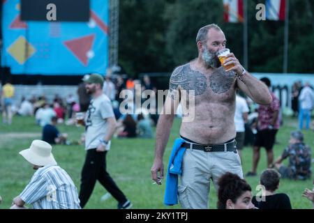 Am 20 besuchen die Menschen das INmusic-Festival am See Jarun in Zagreb, Kroatien. Juni 2022. Foto: Zoe Sarlija/PIXSELL Stockfoto