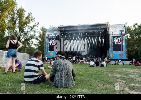 Am 20 besuchen die Menschen das INmusic-Festival am See Jarun in Zagreb, Kroatien. Juni 2022. Foto: Zoe Sarlija/PIXSELL Stockfoto