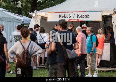 Am 20 besuchen die Menschen das INmusic-Festival am See Jarun in Zagreb, Kroatien. Juni 2022. Foto: Zoe Sarlija/PIXSELL Stockfoto