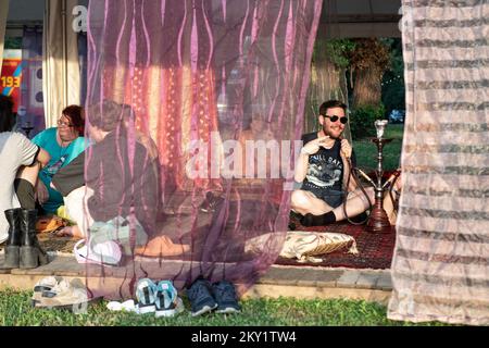 Am 20 besuchen die Menschen das INmusic-Festival am See Jarun in Zagreb, Kroatien. Juni 2022. Foto: Zoe Sarlija/PIXSELL Stockfoto