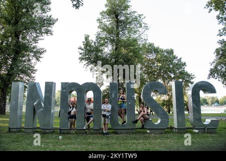 Am 20 besuchen die Menschen das INmusic-Festival am See Jarun in Zagreb, Kroatien. Juni 2022. Foto: Zoe Sarlija/PIXSELL Stockfoto