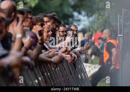 Am 20 besuchen die Menschen das INmusic-Festival am See Jarun in Zagreb, Kroatien. Juni 2022. Foto: Zoe Sarlija/PIXSELL Stockfoto