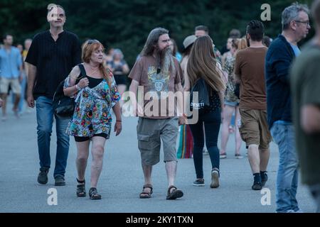 Am 20 besuchen die Menschen das INmusic-Festival am See Jarun in Zagreb, Kroatien. Juni 2022. Foto: Zoe Sarlija/PIXSELL Stockfoto