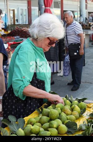 Am ersten Tag des Sommers kamen die ersten Feigen am 21. Juni 2022 in Sibenik, Kroatien, auf den Markt. Foto: Dusko Jaramaz/PIXSELL Stockfoto