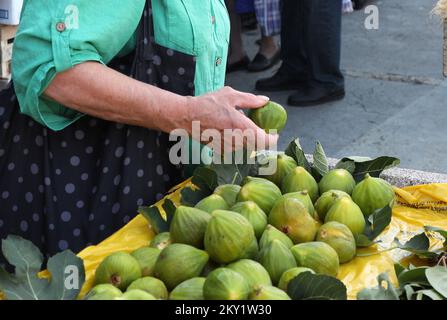 Am ersten Tag des Sommers kamen die ersten Feigen am 21. Juni 2022 in Sibenik, Kroatien, auf den Markt. Foto: Dusko Jaramaz/PIXSELL Stockfoto