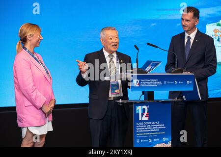 Der prominente Rechtswissenschaftler Henry Lee mit seinem engen Freund Dragan Primorac während der 12.. ISABS-Konferenz über forensische und anthropologische Genetik wurde am 23. Juni 2022 in Dubrovnik, Kroatien, eröffnet. Er ist einer der weltweit führenden forensischen Wissenschaftler und Gründer des Henry C. Lee Institute of Forensic Science, das der University of New Haven angeschlossen ist. Er hat an berühmten Fällen gearbeitet, wie dem JonBenrt Ramsey-Mordfall, dem Helle Crafts-Holzfäller-Mord, den O. J. Simpson- und Laci Peterson-Fällen, der forensischen Untersuchung nach 9/11, den Schusswunden von Washington, DC Stockfoto