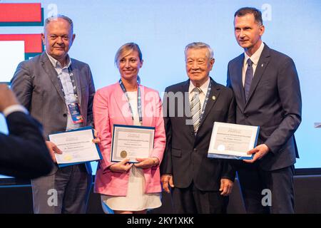 Der prominente Rechtswissenschaftler Henry Lee mit seinem engen Freund Dragan Primorac während der 12.. ISABS-Konferenz über forensische und anthropologische Genetik wurde am 23. Juni 2022 in Dubrovnik, Kroatien, eröffnet. Er ist einer der weltweit führenden forensischen Wissenschaftler und Gründer des Henry C. Lee Institute of Forensic Science, das der University of New Haven angeschlossen ist. Er hat an berühmten Fällen gearbeitet, wie dem JonBenrt Ramsey-Mordfall, dem Helle Crafts-Holzfäller-Mord, den O. J. Simpson- und Laci Peterson-Fällen, der forensischen Untersuchung nach 9/11, den Schusswunden von Washington, DC Stockfoto