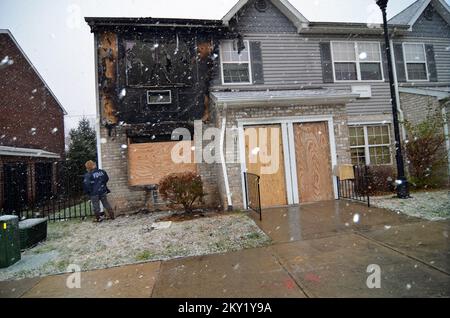 Belleville, N.J., 27. November 2012 als Hurrikan Sandy in der Nacht vom 28. Oktober 2012 durch Belleville, New Jersey flog, verursachte ihr starker Wind Funken in elektrischen Leitungen in diesem Haus, was zu einem Brand führte. Walt Jennings/FEMA. Hurrikan Sandy Aus New Jersey. Fotos zu Katastrophen- und Notfallmanagementprogrammen, Aktivitäten und Beamten Stockfoto