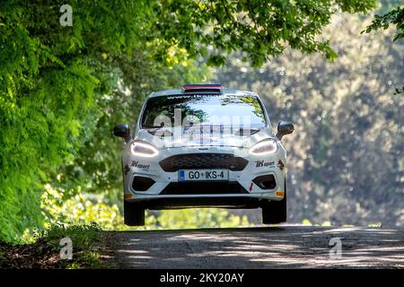 Mark Skulj und Uros Ocvirk aus Slowenien bei der Ford Fiesta Rally4 am letzten Tag des internationalen Wettbewerbs Zagreb Open INA Delta Rally, der vom Zagreb Auto Club 'Delta' in Okic, Kroatien, am 26. Juni 2022 organisiert wurde. Foto: Igor Kralj/PIXSELL Stockfoto