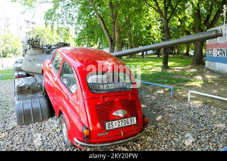 Eine Kunstinstallation, bei der Sie sehen können, wie das einst beliebte Zastava 70 Auto am 27. Juni 2022 in Osijek, Kroatien, einen Militärpanzer zertrampelt. Vor 31 Jahren gingen Panzer der jugoslawischen Volksarmee auf die Straßen von Osijek, um offen ihre Macht zu demonstrieren. Aber auf dem Weg fanden sie ein Zastava 750 Auto, das mitten auf der Straße geparkt war. Natürlich war das kleine rote Auto ein leichter Biss für einen großen T-55-Panzer, aber die Zertrampelungsszene wird eines der berühmtesten Symbole der Widerstandsfähigkeit der mächtigen jugoslawischen Volksarmee seit den ersten Tagen des Heimatkriegs. Foto: Dubravka Petric/PIXSELL Stockfoto