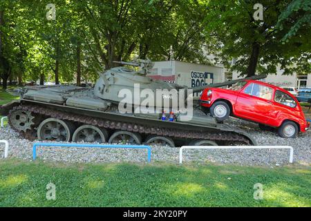 Eine Kunstinstallation, bei der Sie sehen können, wie das einst beliebte Zastava 70 Auto am 27. Juni 2022 in Osijek, Kroatien, einen Militärpanzer zertrampelt. Vor 31 Jahren gingen Panzer der jugoslawischen Volksarmee auf die Straßen von Osijek, um offen ihre Macht zu demonstrieren. Aber auf dem Weg fanden sie ein Zastava 750 Auto, das mitten auf der Straße geparkt war. Natürlich war das kleine rote Auto ein leichter Biss für einen großen T-55-Panzer, aber die Zertrampelungsszene wird eines der berühmtesten Symbole der Widerstandsfähigkeit der mächtigen jugoslawischen Volksarmee seit den ersten Tagen des Heimatkriegs. Foto: Dubravka Petric/PIXSELL Stockfoto