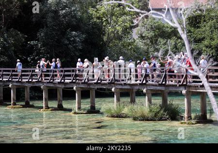 Zahlreiche Touristen besuchen den Nationalpark Krka und die weltberühmten Krka Wasserfälle auch in der Hitze in Krka, Kroatien am 29. Juni 2022. Foto: Dusko Jaramaz/PIXSELL Stockfoto