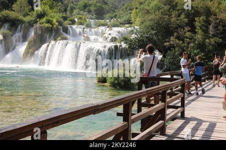 Zahlreiche Touristen besuchen den Nationalpark Krka und die weltberühmten Krka Wasserfälle auch in der Hitze in Krka, Kroatien am 29. Juni 2022. Foto: Dusko Jaramaz/PIXSELL Stockfoto