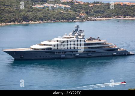 Luxus-Megayacht Flying Fox segelt am 24. Juni 2020 in den Hafen von Gruz in Dubrovnik, Kroatien. Flying Fox ist die größte Yacht der Welt, die gechartert werden kann. Die Kosten für die siebentägige Anmietung betragen $ 3,5 Millionen. Foto: Grgo Jelavic/PIXSELL Stockfoto