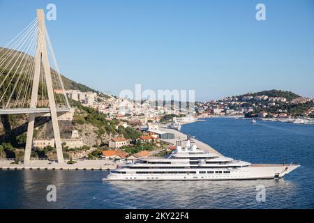Am 12. Juni 2020 segelte Lurssens komplett neue 140 Meter lange Yacht Scheherezade in den Hafen von Gruz in Dubrovnik ein. Foto: Grgo Jelavic/PIXSELL Stockfoto
