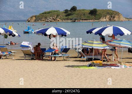 Der Sandstrand von Paradise (Rajska plaza) ist am 2. Juli 2022 in Lopar auf der Insel Rab, Kroatien, von Badenden überfüllt. Der größte und berühmteste Sandstrand in Lopar ist Rajska plaza (Paradise Beach). Es ist fast 2 km lang und bietet eine große Vielfalt an touristischen Einrichtungen. Es wurde mit der „Blauen Flagge“ für Wasserqualität, Umweltschutz und Sicherheit ausgezeichnet. Es hat es sogar auf CNN's Liste der Top 100 World Beaches geschafft. Foto: Goran Kovacic/PIXSELL Stockfoto