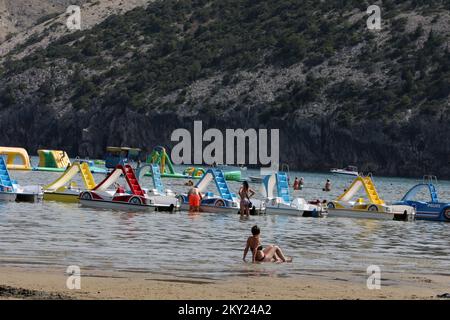 Der Sandstrand von Paradise (Rajska plaza) ist am 2. Juli 2022 in Lopar auf der Insel Rab, Kroatien, von Badenden überfüllt. Der größte und berühmteste Sandstrand in Lopar ist Rajska plaza (Paradise Beach). Es ist fast 2 km lang und bietet eine große Vielfalt an touristischen Einrichtungen. Es wurde mit der „Blauen Flagge“ für Wasserqualität, Umweltschutz und Sicherheit ausgezeichnet. Es hat es sogar auf CNN's Liste der Top 100 World Beaches geschafft. Foto: Goran Kovacic/PIXSELL Stockfoto