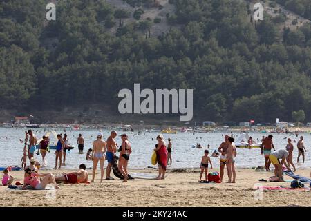 Der Sandstrand von Paradise (Rajska plaza) ist am 2. Juli 2022 in Lopar auf der Insel Rab, Kroatien, von Badenden überfüllt. Der größte und berühmteste Sandstrand in Lopar ist Rajska plaza (Paradise Beach). Es ist fast 2 km lang und bietet eine große Vielfalt an touristischen Einrichtungen. Es wurde mit der „Blauen Flagge“ für Wasserqualität, Umweltschutz und Sicherheit ausgezeichnet. Es hat es sogar auf CNN's Liste der Top 100 World Beaches geschafft. Foto: Goran Kovacic/PIXSELL Stockfoto