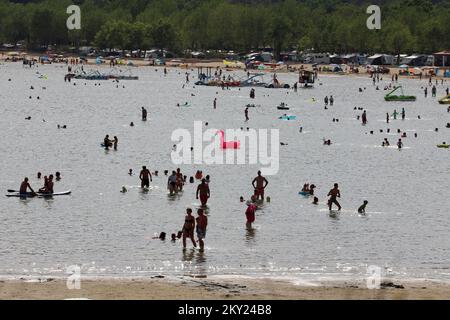 Der Sandstrand von Paradise (Rajska plaza) ist am 2. Juli 2022 in Lopar auf der Insel Rab, Kroatien, von Badenden überfüllt. Der größte und berühmteste Sandstrand in Lopar ist Rajska plaza (Paradise Beach). Es ist fast 2 km lang und bietet eine große Vielfalt an touristischen Einrichtungen. Es wurde mit der „Blauen Flagge“ für Wasserqualität, Umweltschutz und Sicherheit ausgezeichnet. Es hat es sogar auf CNN's Liste der Top 100 World Beaches geschafft. Foto: Goran Kovacic/PIXSELL Stockfoto