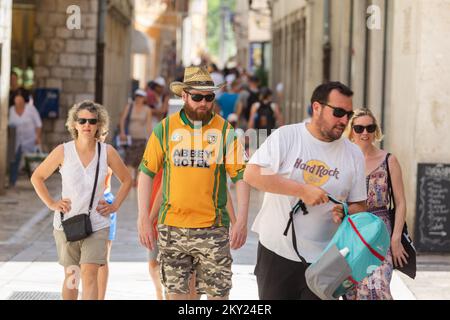 Touristen zu Fuß in Zadar, Kroatien am 2. Juli 2022. Im Vergleich zu 2019 im Juni verzeichnete die Stadt Zadar TZ einen Anstieg der Anzahl der Übernachtungen um 2 Prozent, und 87 Prozent der Ankünfte aus dem Rekordjahr 2019 wurden erreicht. Foto: Sime Zelic/PIXSELL Stockfoto