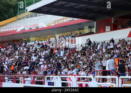 Anhänger der HSK Zrinjski Mostar besetzen das Bijeli Brijeg Stadion bis zum letzten Platz vor dem Spiel gegen den FC Sheriff in Mostar, Bosnien und Herzegowina am 6. Juli 2022. Die Spieler von Zrinjski spielen das Spiel der ersten Qualifikationsrunde für die Champions League gegen den Sheriff von Tiraspol. Foto: Denis Kapetanovic/PIXSELL Stockfoto