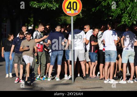 Anhänger der HSK Zrinjski Mostar besetzen das Bijeli Brijeg Stadion bis zum letzten Platz vor dem Spiel gegen den FC Sheriff in Mostar, Bosnien und Herzegowina am 6. Juli 2022. Die Spieler von Zrinjski spielen das Spiel der ersten Qualifikationsrunde für die Champions League gegen den Sheriff von Tiraspol. Foto: Denis Kapetanovic/PIXSELL Stockfoto