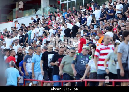 Anhänger der HSK Zrinjski Mostar besetzen das Bijeli Brijeg Stadion bis zum letzten Platz vor dem Spiel gegen den FC Sheriff in Mostar, Bosnien und Herzegowina am 6. Juli 2022. Die Spieler von Zrinjski spielen das Spiel der ersten Qualifikationsrunde für die Champions League gegen den Sheriff von Tiraspol. Foto: Denis Kapetanovic/PIXSELL Stockfoto