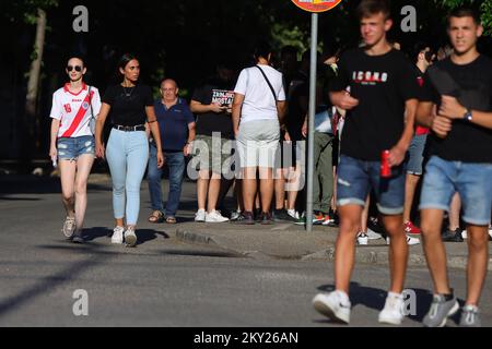 Anhänger der HSK Zrinjski Mostar besetzen das Bijeli Brijeg Stadion bis zum letzten Platz vor dem Spiel gegen den FC Sheriff in Mostar, Bosnien und Herzegowina am 6. Juli 2022. Die Spieler von Zrinjski spielen das Spiel der ersten Qualifikationsrunde für die Champions League gegen den Sheriff von Tiraspol. Foto: Denis Kapetanovic/PIXSELL Stockfoto