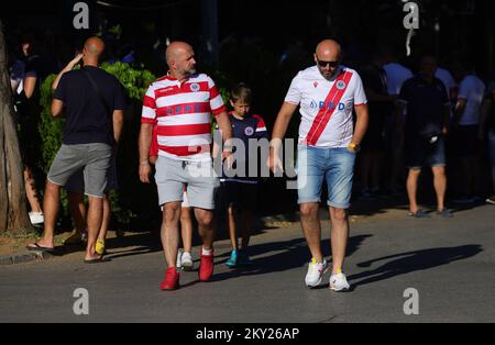 Anhänger der HSK Zrinjski Mostar besetzen das Bijeli Brijeg Stadion bis zum letzten Platz vor dem Spiel gegen den FC Sheriff in Mostar, Bosnien und Herzegowina am 6. Juli 2022. Die Spieler von Zrinjski spielen das Spiel der ersten Qualifikationsrunde für die Champions League gegen den Sheriff von Tiraspol. Foto: Denis Kapetanovic/PIXSELL Stockfoto