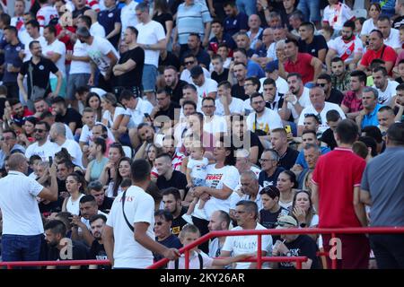 Anhänger der HSK Zrinjski Mostar besetzen das Bijeli Brijeg Stadion bis zum letzten Platz vor dem Spiel gegen den FC Sheriff in Mostar, Bosnien und Herzegowina am 6. Juli 2022. Die Spieler von Zrinjski spielen das Spiel der ersten Qualifikationsrunde für die Champions League gegen den Sheriff von Tiraspol. Foto: Denis Kapetanovic/PIXSELL Stockfoto