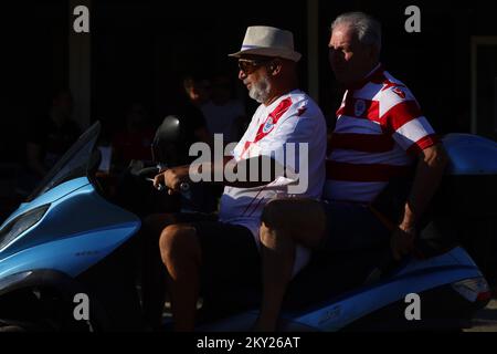 Anhänger der HSK Zrinjski Mostar besetzen das Bijeli Brijeg Stadion bis zum letzten Platz vor dem Spiel gegen den FC Sheriff in Mostar, Bosnien und Herzegowina am 6. Juli 2022. Die Spieler von Zrinjski spielen das Spiel der ersten Qualifikationsrunde für die Champions League gegen den Sheriff von Tiraspol. Foto: Denis Kapetanovic/PIXSELL Stockfoto