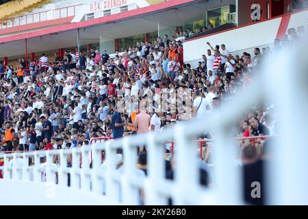 Anhänger der HSK Zrinjski Mostar besetzen das Bijeli Brijeg Stadion bis zum letzten Platz vor dem Spiel gegen den FC Sheriff in Mostar, Bosnien und Herzegowina am 6. Juli 2022. Die Spieler von Zrinjski spielen das Spiel der ersten Qualifikationsrunde für die Champions League gegen den Sheriff von Tiraspol. Foto: Denis Kapetanovic/PIXSELL Stockfoto