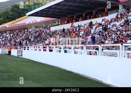 Anhänger der HSK Zrinjski Mostar besetzen das Bijeli Brijeg Stadion bis zum letzten Platz vor dem Spiel gegen den FC Sheriff in Mostar, Bosnien und Herzegowina am 6. Juli 2022. Die Spieler von Zrinjski spielen das Spiel der ersten Qualifikationsrunde für die Champions League gegen den Sheriff von Tiraspol. Foto: Denis Kapetanovic/PIXSELL Stockfoto