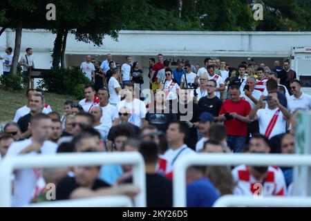 Anhänger der HSK Zrinjski Mostar besetzen das Bijeli Brijeg Stadion bis zum letzten Platz vor dem Spiel gegen den FC Sheriff in Mostar, Bosnien und Herzegowina am 6. Juli 2022. Die Spieler von Zrinjski spielen das Spiel der ersten Qualifikationsrunde für die Champions League gegen den Sheriff von Tiraspol. Foto: Denis Kapetanovic/PIXSELL Stockfoto