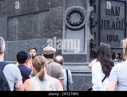 Gruppe von Touristen hören Reiseleiter vor dem Ban Josip Jelacic Denkmal in Zagreb, Kroatien am 10. Juli 2022. Foto: Neva Zganec/PIXSELL Stockfoto