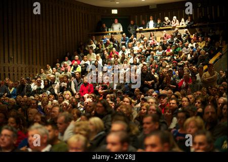 Staten Island, New York, 29. November 2012, Gruppe von Einwohnern von Staten Island bei Town Hall Meeting, gesponsert von Borough-Präsident James Molinaro. An der New Dorp High School fand ein Rathaustreffen für die Bewohner von Staten Island statt, die vom Hurrikan Sandy betroffen waren. Vertreter von Bundes-, Landes- und Stadtbehörden, darunter FEMA, SBA und viele andere, werden anwesend sein. Die FEMA arbeitet mit vielen Partnern zusammen, darunter Regierungen auf Bundes-, Landes-, Kommunal- und Stammesebene, ehrenamtliche religiöse und kommunale Organisationen sowie der Privatsektor, um die vom Hurrikan Sandy betroffenen Bewohner zu unterstützen. Eli Stockfoto