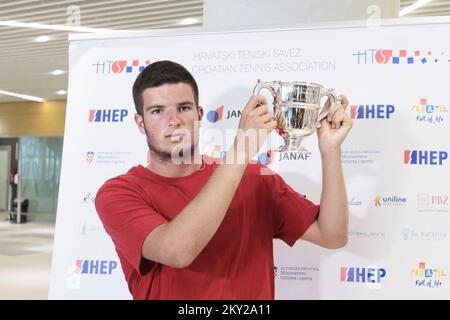 Die erste kroatische Junior Grand-Slam-Gewinnerin in Wimbledon, Mili Poljicak, posiert mit der Trophäe auf ihrer Rückkehr zum Flughafen Split in Kastel, Kroatien am 11. Juli 2022. Die 17-jährige Mili Poljicak ist die erste Kroatin, die den Wimbledon Junior-Titel gewonnen hat. Der aufstrebende Teenager-Tennisstar aus Split, der nächste Woche 18 wird, schlug den amerikanischen Michael Zheng um 7:6, 7:6 Uhr im Finale der 2022 Junior Championships in Wimbledon am Sonntag. Foto: Miroslav Lelas/PIXSELL Stockfoto