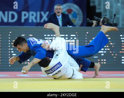 Tato Grigalaschwili aus Georgien in einem Kampf gegen Guilherme Schmidt aus Brasilien in der Kategorie der Männer bis 81kg während der IJF-Weltreise zum Zagreb Grand Prix, die am 16. Juli 2022 in der Zagreb-Arena in Zagreb, Kroatien, stattfindet. Foto: Zeljko Hladika/PIXSELL Stockfoto