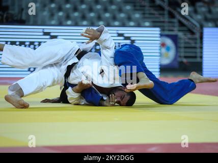 Tato Grigalaschwili aus Georgien in einem Kampf gegen Guilherme Schmidt aus Brasilien in der Kategorie der Männer bis 81kg während der IJF-Weltreise zum Zagreb Grand Prix, die am 16. Juli 2022 in der Zagreb-Arena in Zagreb, Kroatien, stattfindet. Foto: Zeljko Hladika/PIXSELL Stockfoto